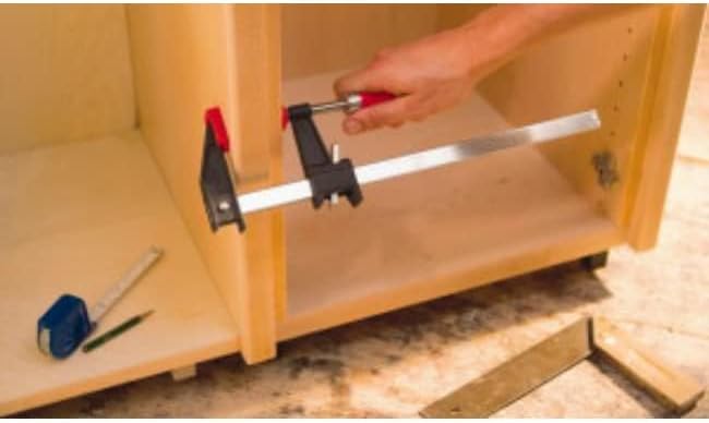 Bessey Clutch Style Bar Clamps - 18 In 600 lb - GSCC2.518- Woodworking Clamps with Ergonomic Handle, Non-Marring Pads, Durable Cast-Iron Jaws & Serrated Rail for Carpentry & Cabinetry