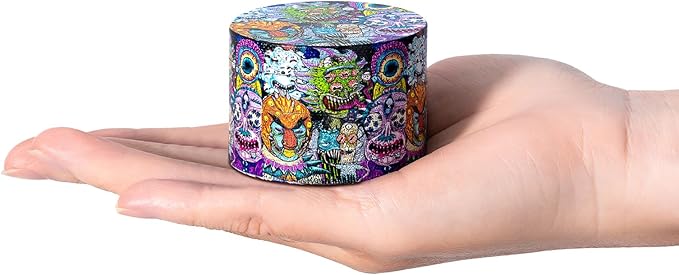 This pepper grinder features a street-style graffiti design and comes with a durable, fine-toothed mortar, perfect for grinding spices.