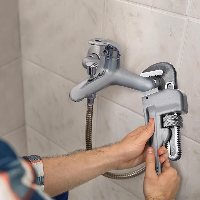VEVOR Pipe Wrench, 24" Aluminum Straight Pipe Wrench, Adjustable Plumbing Wrench, with High Strength Jaw and Ergonomic Handle, Easy to Carry, Hangable Design, for Water Pipes, Automotive Repairs