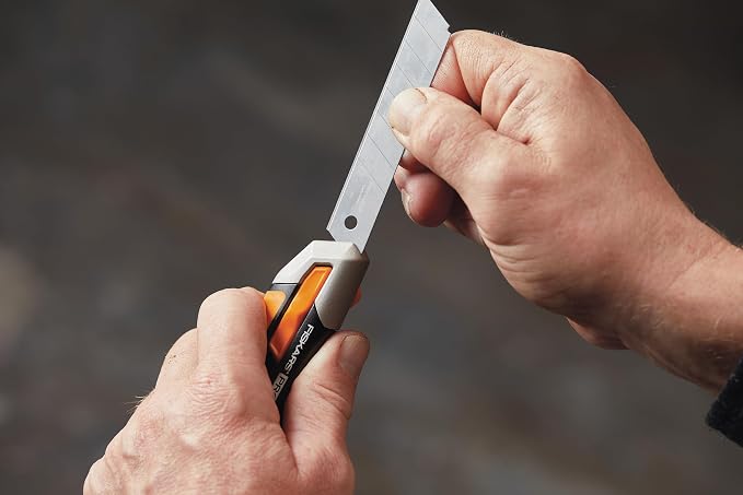 Fiskars CarbonMax Snap-Off Knife, Length 16,5cm, Including (18mm), Stainless Steel Blade/Plastic Handle, 1027227, Orange/Black