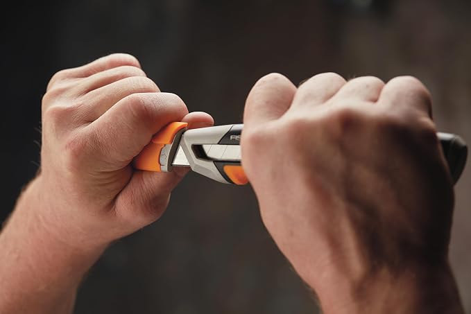 Fiskars CarbonMax Snap-Off Knife, Length 16,5cm, Including (18mm), Stainless Steel Blade/Plastic Handle, 1027227, Orange/Black