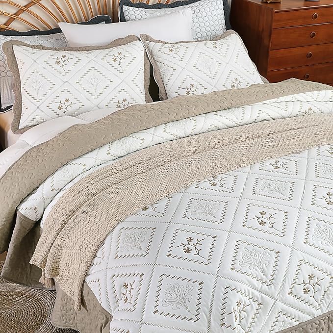 Cmfshape Floral Embroidery Quilt Set,3 Pieces King Size Quilt Bedding Set,Classic Diamond Pattern Quilts,Ultra Soft Lightweight Reversible Bedspread Coverlets for All Season(Taupe,104"x90")