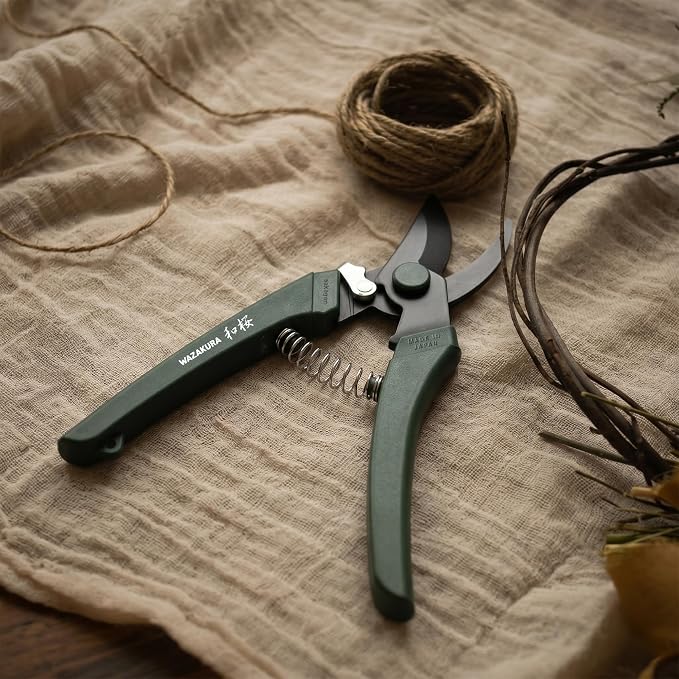 Wazakura Black Blade Pruning Shears - Carbon‑Reinforced Fluorine Coated, Ultra‑Sharp Clean Cuts for Flowers & Branches up to 1cm, Japanese Professional Garden Shears
