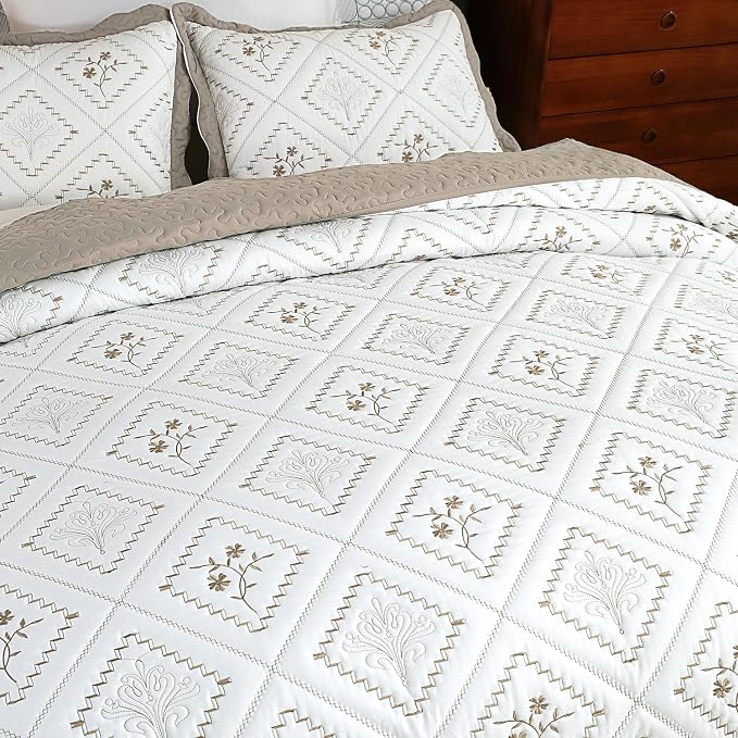 Cmfshape Floral Embroidery Quilt Set,3 Pieces California King Quilt Bedding Set,Classic Diamond Pattern Quilts,Ultra Soft Lightweight Reversible Bedspread Coverlets for All Season(Taupe,114"x102")