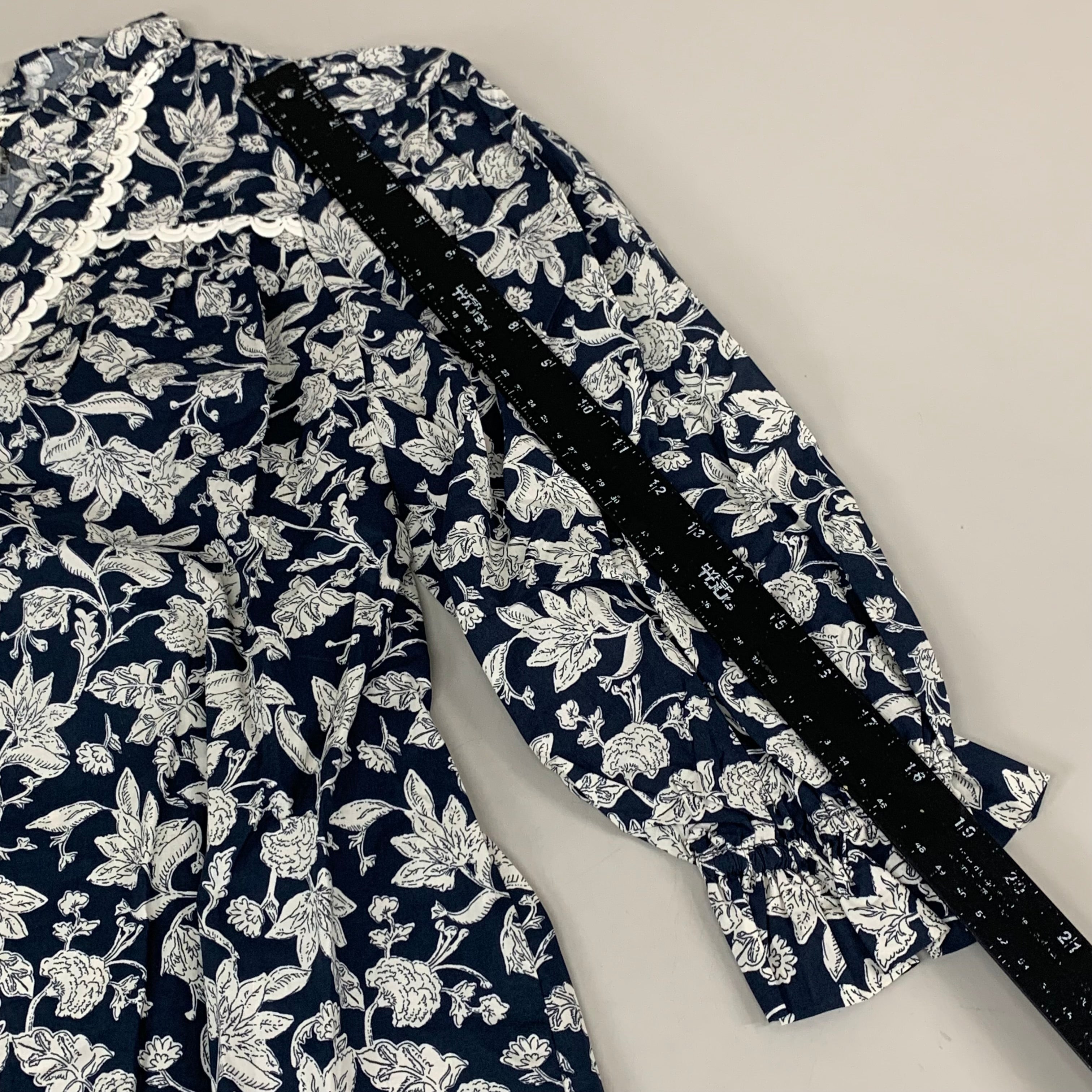 ENTRO Floral Pattern Ruffle Blouse Women's Sz S Navy/White T25612