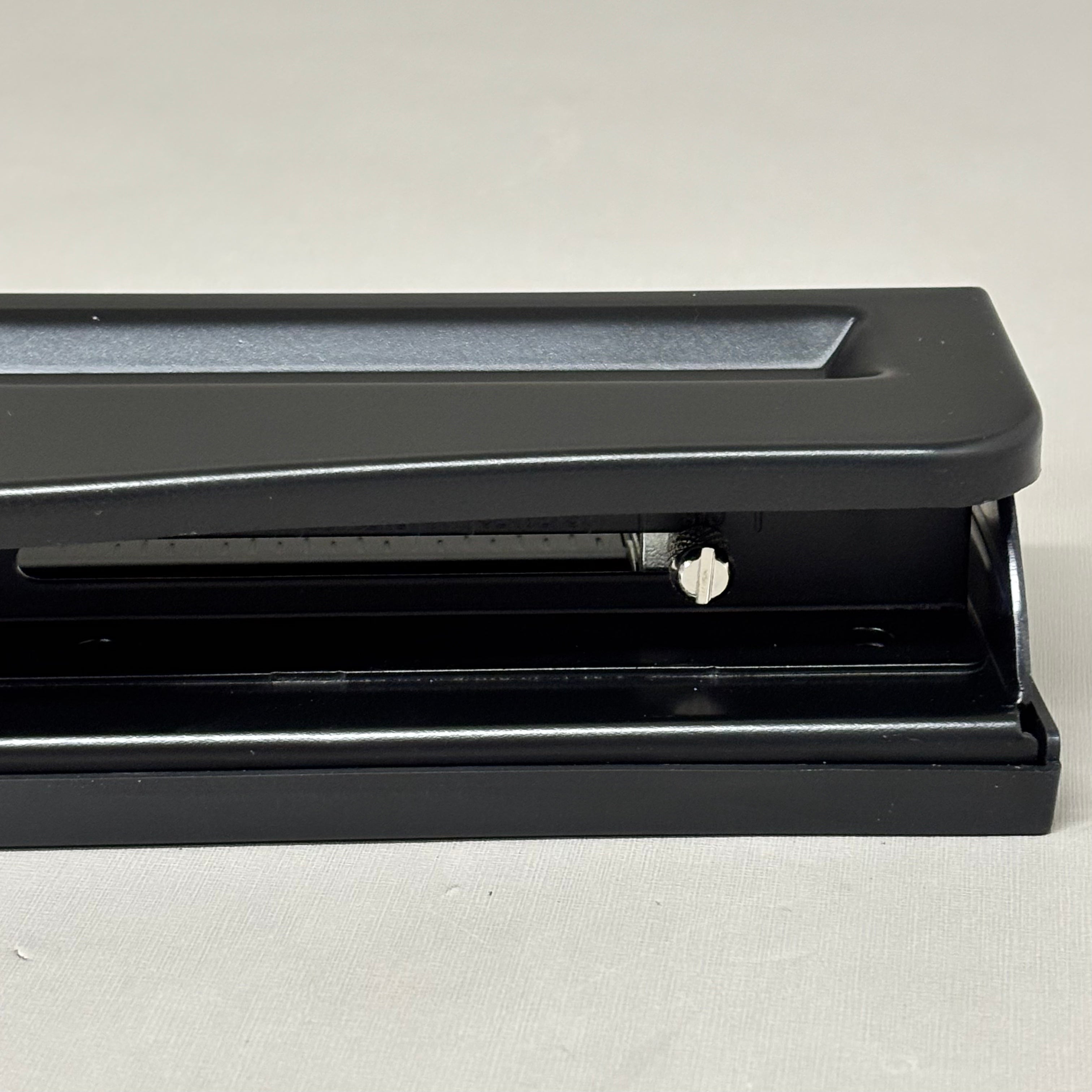STAPLES Jam Paper Metal 3 Hole Punch 10 Sheet Capacity ST24539